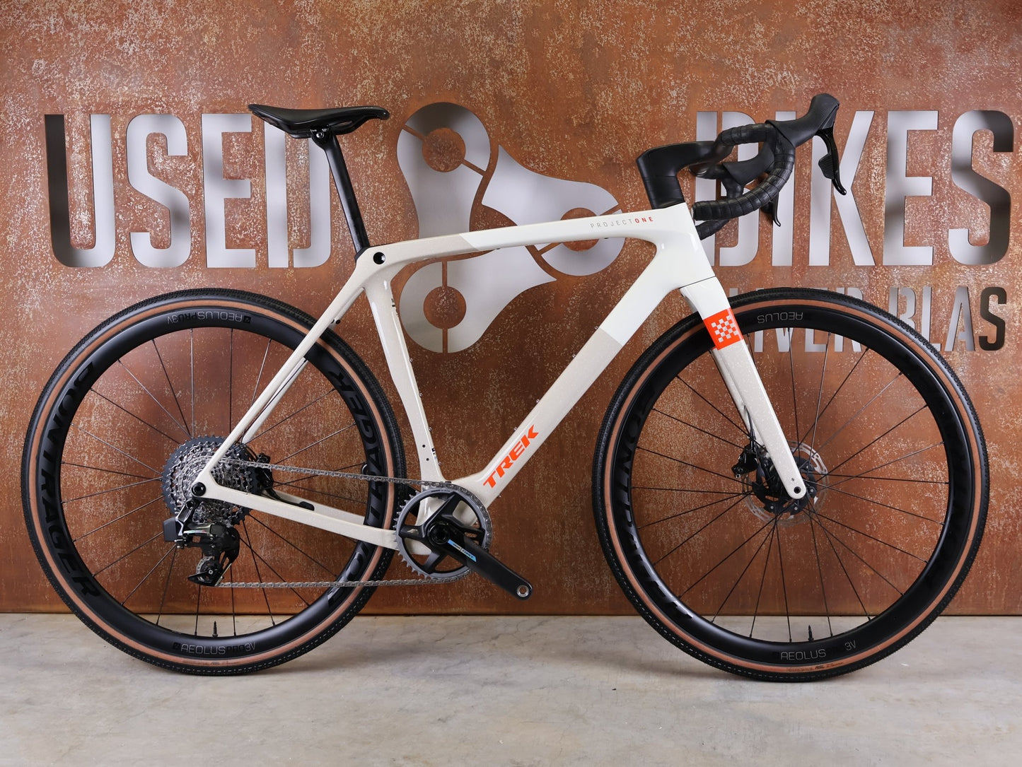 Gravel/Cyclocross von Trek, TREK CHECKMATE SLR 7 AXS / ERA WHITE BUFF BEIGE / M/L vor USEDBIKES - OB.DE Hintergrund