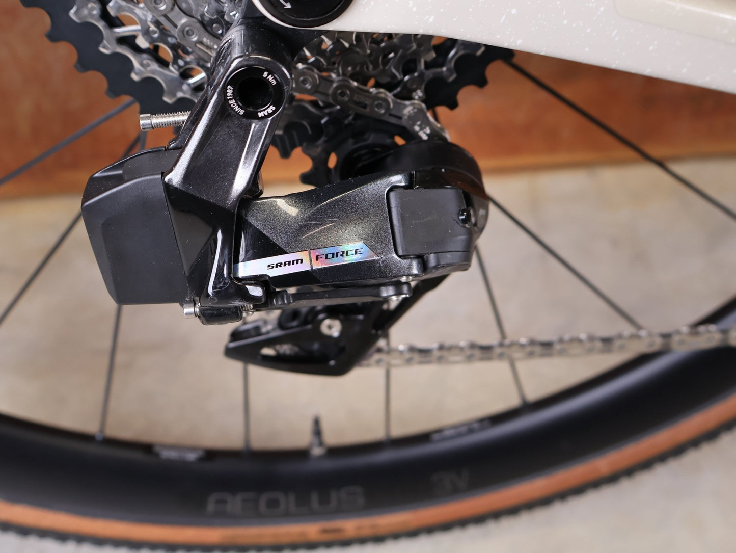 Gravel/Cyclocross von Trek, TREK CHECKMATE SLR 7 AXS / ERA WHITE BUFF BEIGE / M/L vor USEDBIKES - OB.DE Hintergrund