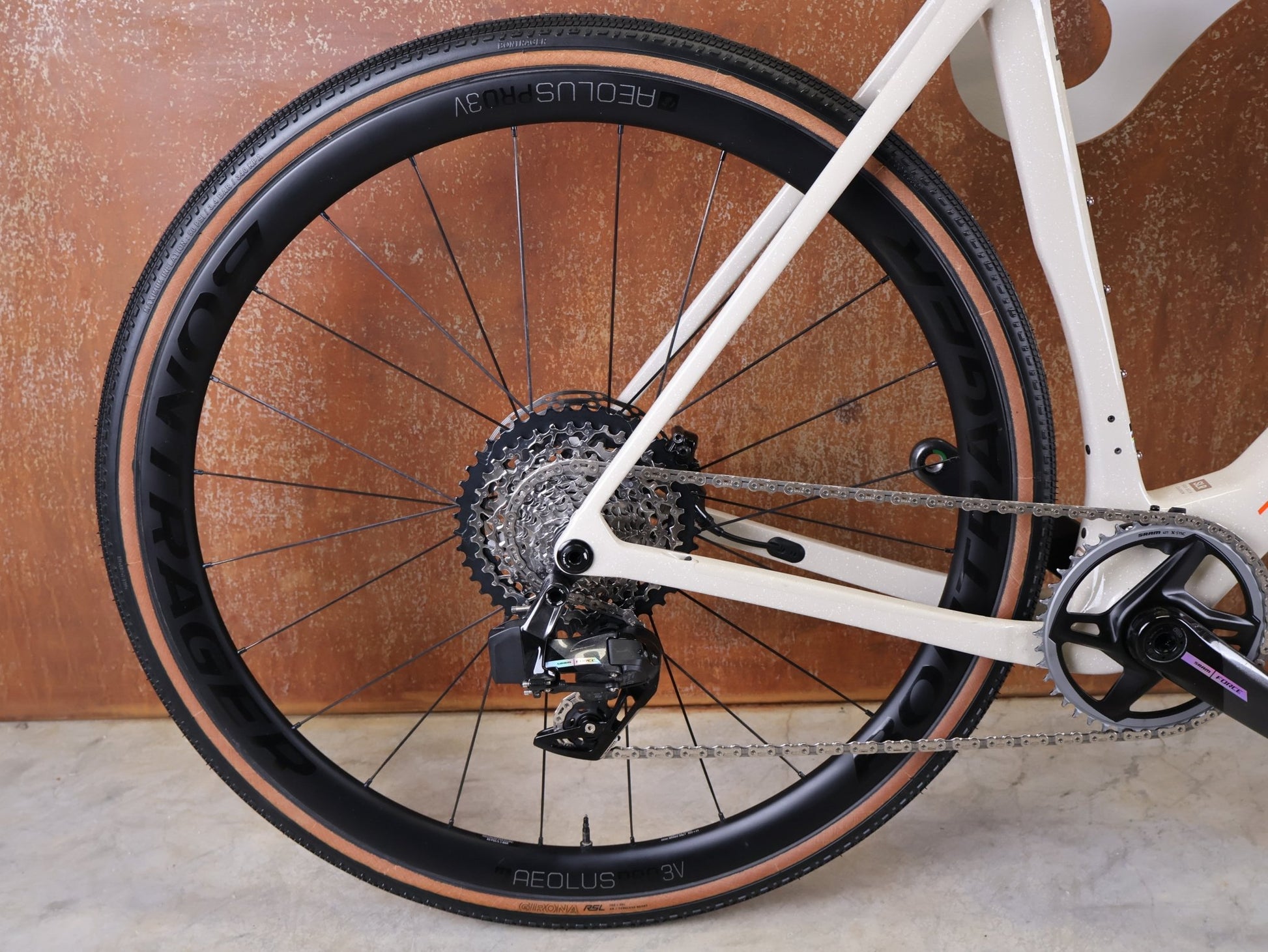 Gravel/Cyclocross von Trek, TREK CHECKMATE SLR 7 AXS / ERA WHITE BUFF BEIGE / M/L vor USEDBIKES - OB.DE Hintergrund