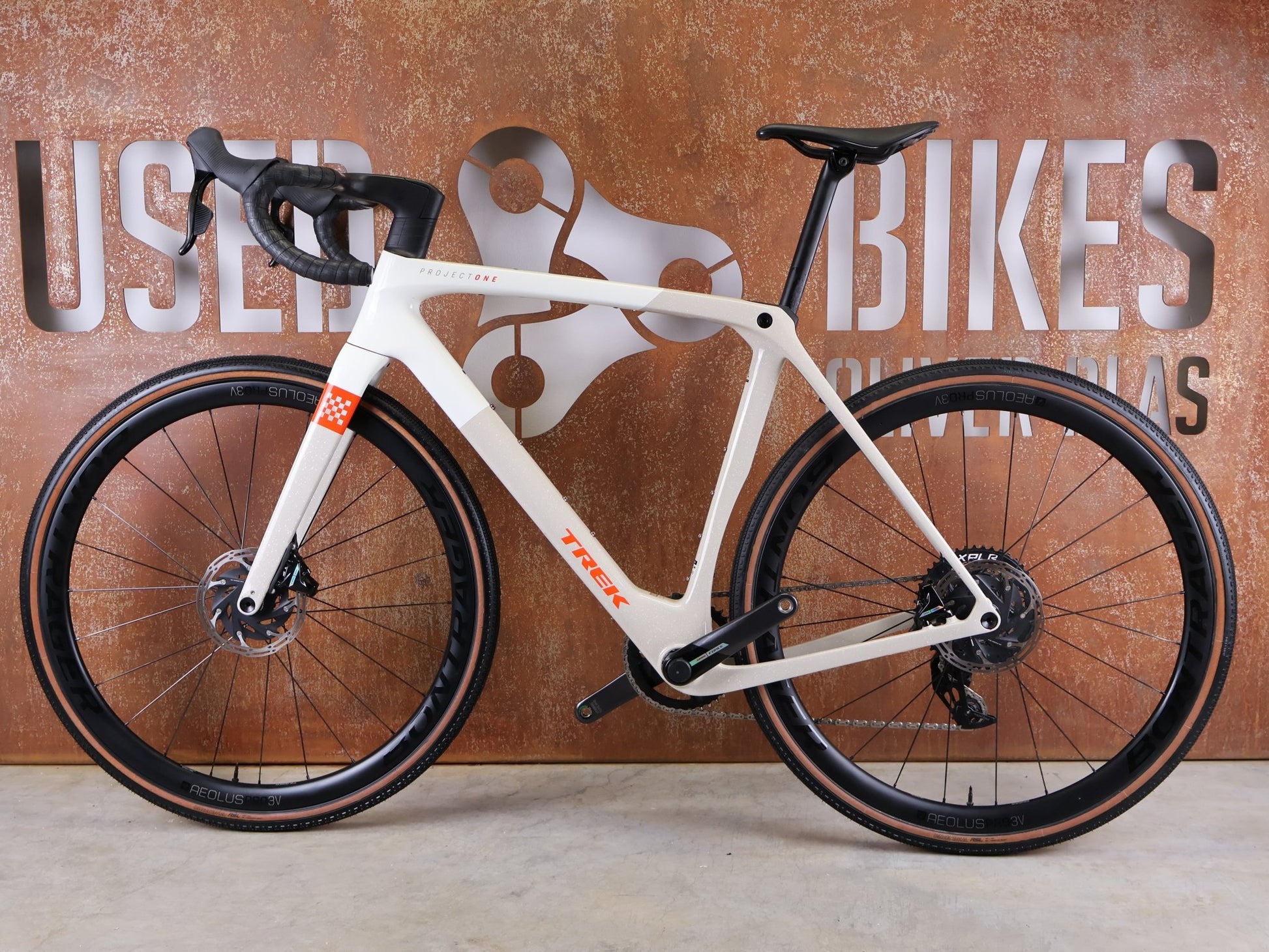 Gravel/Cyclocross von Trek, TREK CHECKMATE SLR 7 AXS / ERA WHITE BUFF BEIGE / M/L vor USEDBIKES - OB.DE Hintergrund