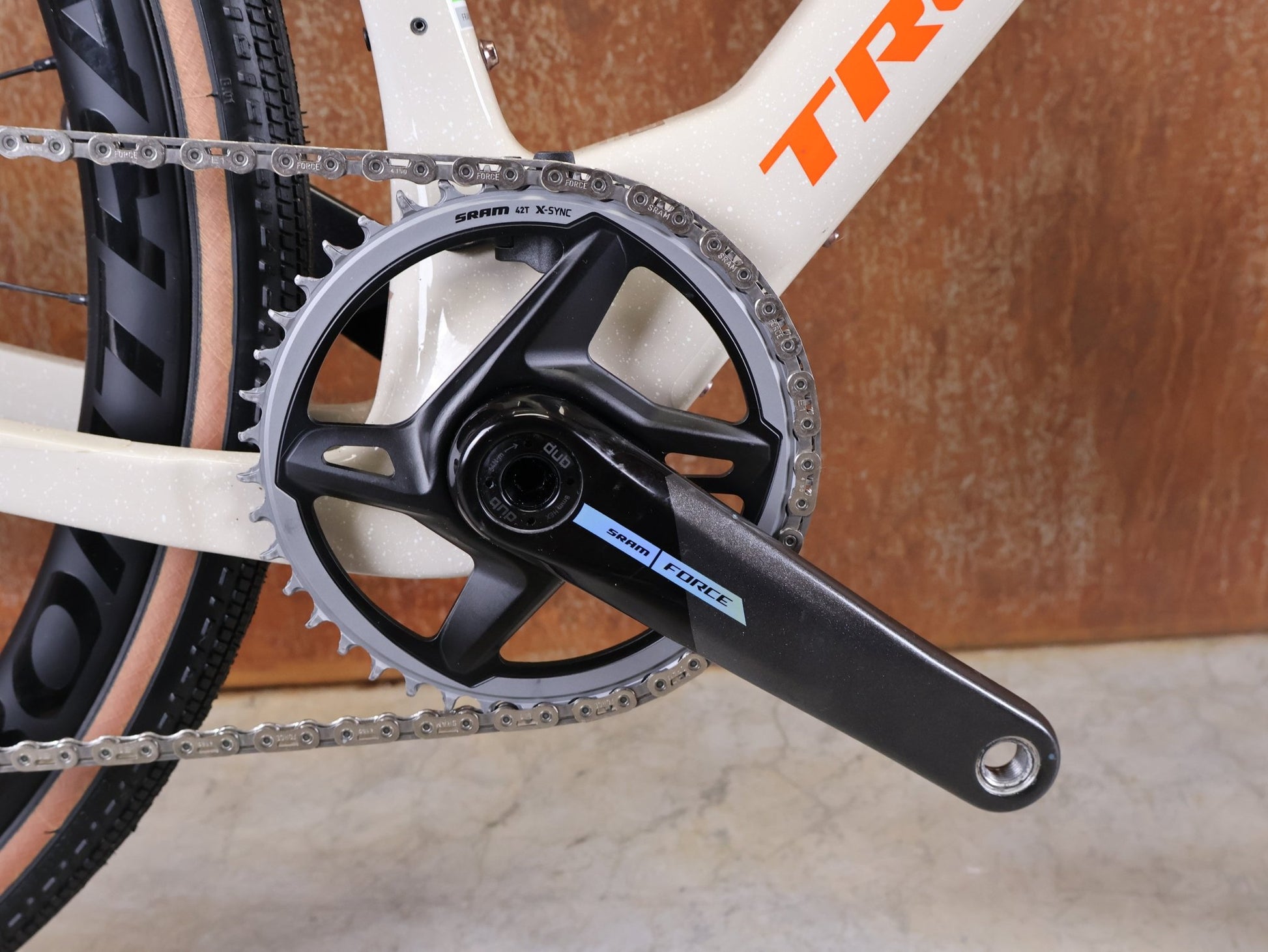 Gravel/Cyclocross von Trek, TREK CHECKMATE SLR 7 AXS / ERA WHITE BUFF BEIGE / M/L vor USEDBIKES - OB.DE Hintergrund