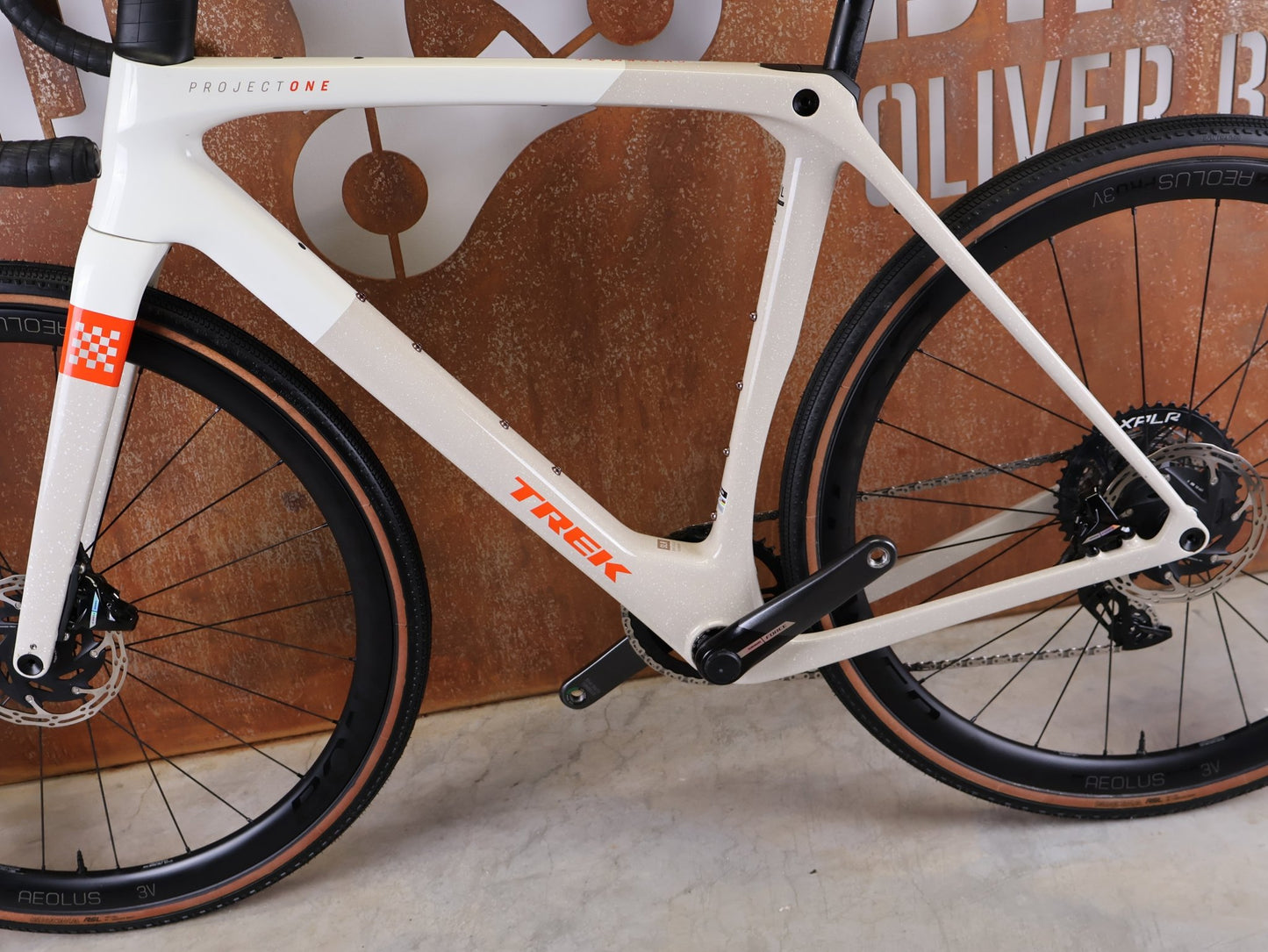 Gravel/Cyclocross von Trek, TREK CHECKMATE SLR 7 AXS / ERA WHITE BUFF BEIGE / M/L vor USEDBIKES - OB.DE Hintergrund