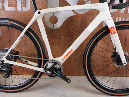 Gravel/Cyclocross von Trek, TREK CHECKMATE SLR 7 AXS / ERA WHITE BUFF BEIGE / M/L vor USEDBIKES - OB.DE Hintergrund