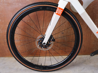 Gravel/Cyclocross von Trek, TREK CHECKMATE SLR 7 AXS / ERA WHITE BUFF BEIGE / M/L vor USEDBIKES - OB.DE Hintergrund