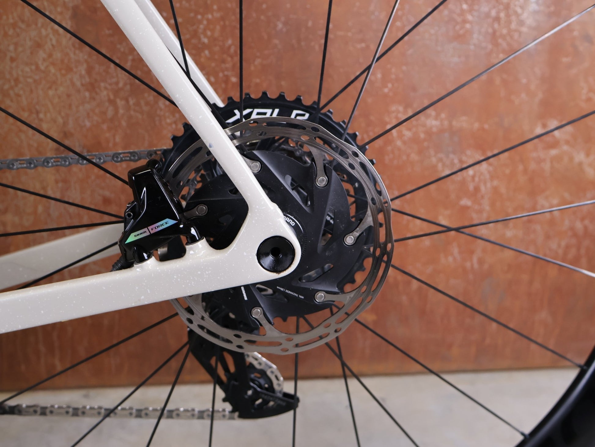 Gravel/Cyclocross von Trek, TREK CHECKMATE SLR 7 AXS / ERA WHITE BUFF BEIGE / M/L vor USEDBIKES - OB.DE Hintergrund