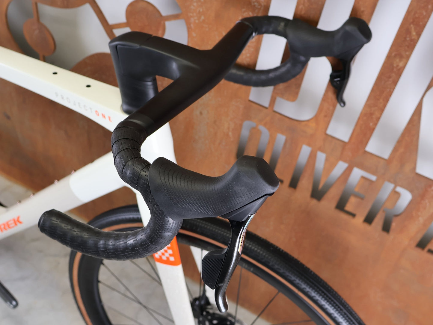 Gravel/Cyclocross von Trek, TREK CHECKMATE SLR 7 AXS / ERA WHITE BUFF BEIGE / M/L vor USEDBIKES - OB.DE Hintergrund