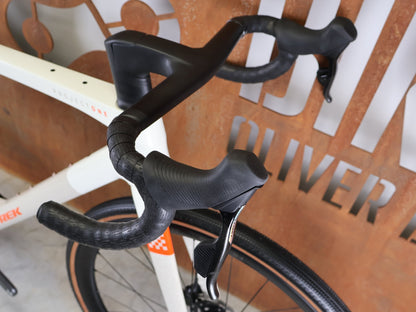 Gravel/Cyclocross von Trek, TREK CHECKMATE SLR 7 AXS / ERA WHITE BUFF BEIGE / M/L vor USEDBIKES - OB.DE Hintergrund