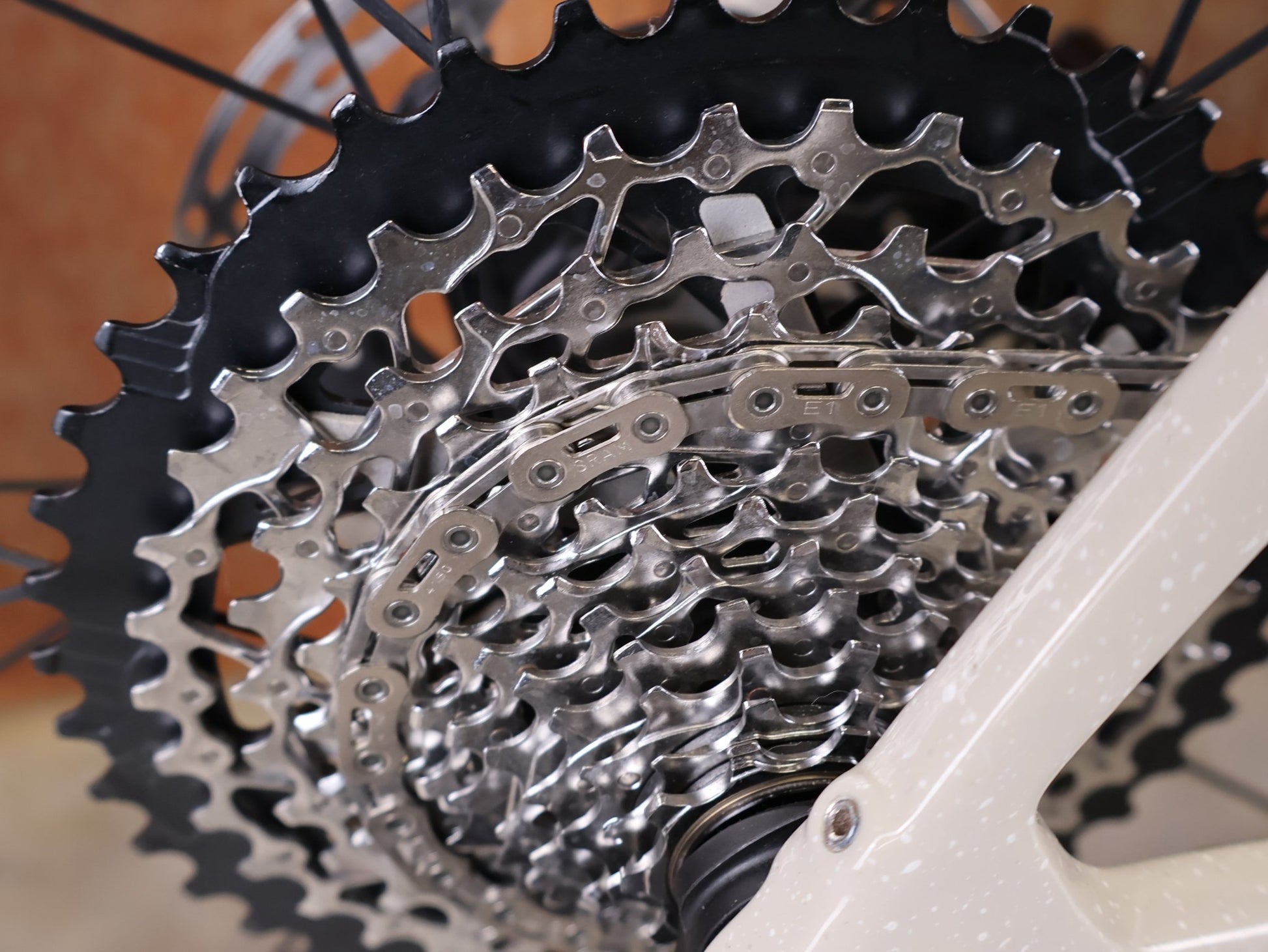 Gravel/Cyclocross von Trek, TREK CHECKMATE SLR 7 AXS / ERA WHITE BUFF BEIGE / M/L vor USEDBIKES - OB.DE Hintergrund