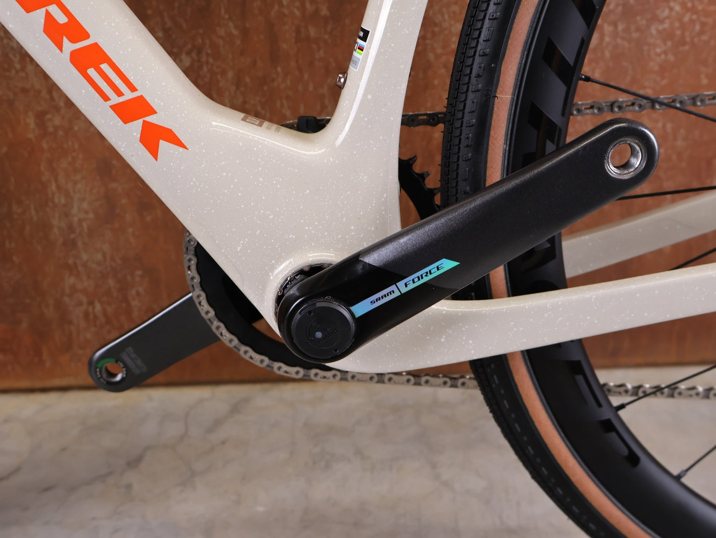 Gravel/Cyclocross von Trek, TREK CHECKMATE SLR 7 AXS / ERA WHITE BUFF BEIGE / M/L vor USEDBIKES - OB.DE Hintergrund