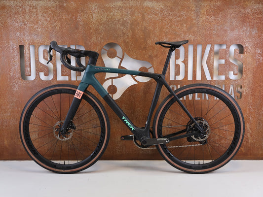 Gravel/Cyclocross von Trek, Trek Checkmate SLR 7 AXS Gravel Bike Powermeter / M/L vor USEDBIKES-OB.DE Hintergrund