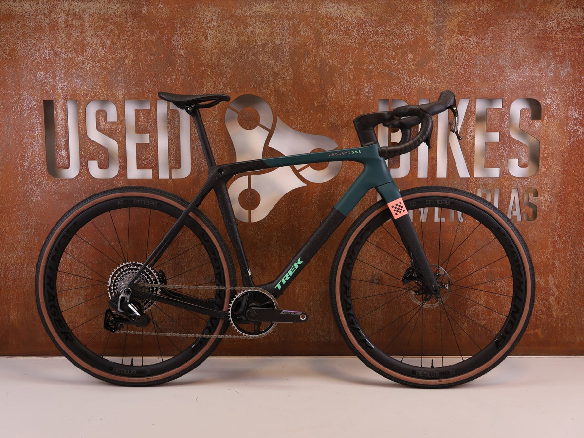 Gravel/Cyclocross von Trek, Trek Checkmate SLR 7 AXS Gravel Bike Powermeter / M/L vor USEDBIKES-OB.DE Hintergrund