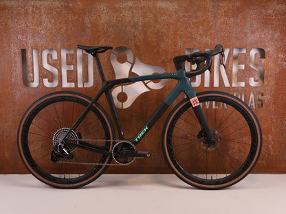 Gravel/Cyclocross von Trek, Trek Checkmate SLR 7 AXS Gravel Bike Powermeter / M/L vor USEDBIKES-OB.DE Hintergrund