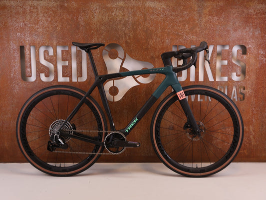 Gravel/Cyclocross von Trek, Trek Checkmate SLR 7 AXS Gravel Bike Powermeter / M/L vor USEDBIKES-OB.DE Hintergrund