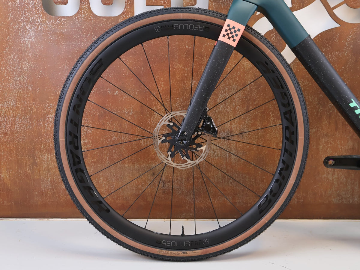 Gravel/Cyclocross von Trek, Trek Checkmate SLR 7 AXS Gravel Bike Powermeter / M/L vor USEDBIKES-OB.DE Hintergrund