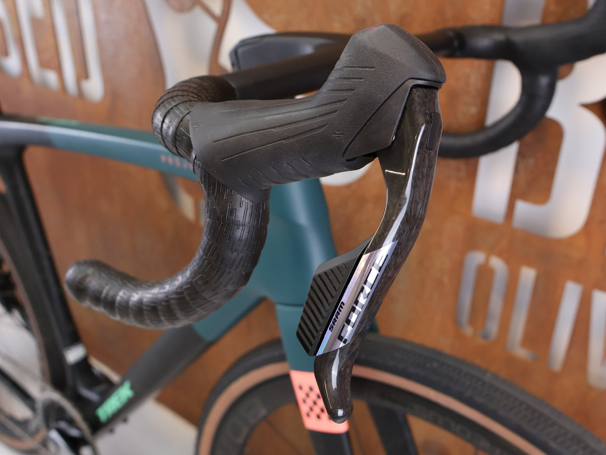 Gravel/Cyclocross von Trek, Trek Checkmate SLR 7 AXS Gravel Bike Powermeter / M/L vor USEDBIKES-OB.DE Hintergrund
