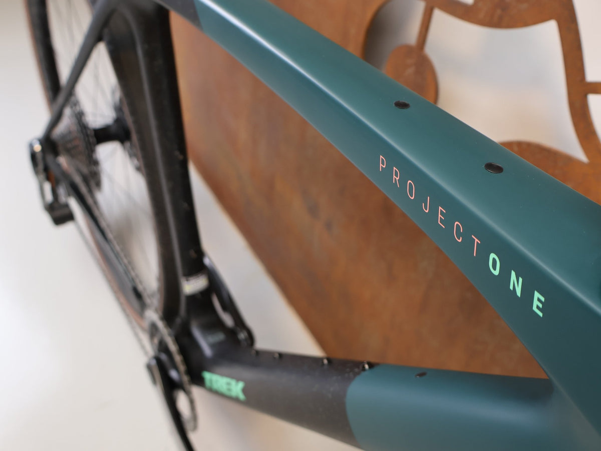 Gravel/Cyclocross von Trek, Trek Checkmate SLR 7 AXS Gravel Bike Powermeter / M/L vor USEDBIKES-OB.DE Hintergrund