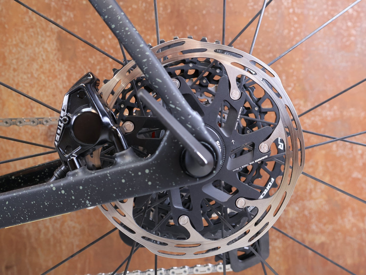Gravel/Cyclocross von Trek, Trek Checkmate SLR 7 AXS Gravel Bike Powermeter / M/L vor USEDBIKES-OB.DE Hintergrund