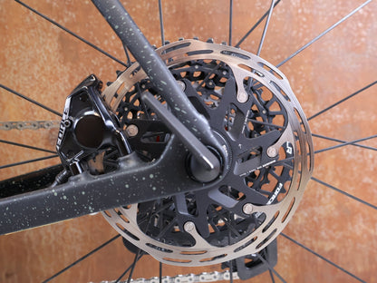 Gravel/Cyclocross von Trek, Trek Checkmate SLR 7 AXS Gravel Bike Powermeter / M/L vor USEDBIKES-OB.DE Hintergrund