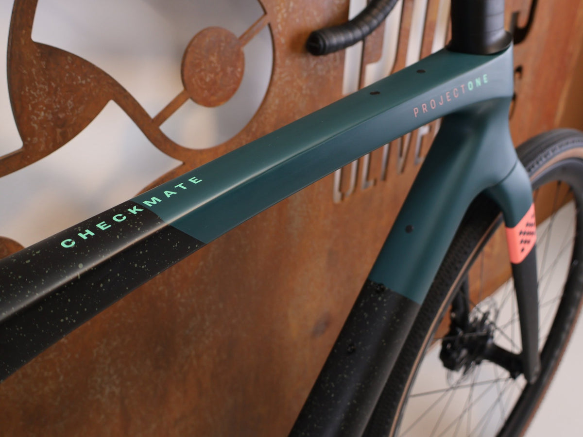 Gravel/Cyclocross von Trek, Trek Checkmate SLR 7 AXS Gravel Bike Powermeter / M/L vor USEDBIKES-OB.DE Hintergrund