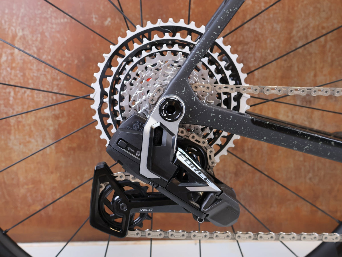 Gravel/Cyclocross von Trek, Trek Checkmate SLR 7 AXS Gravel Bike Powermeter / M/L vor USEDBIKES-OB.DE Hintergrund