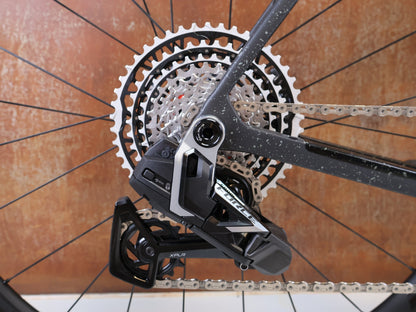 Gravel/Cyclocross von Trek, Trek Checkmate SLR 7 AXS Gravel Bike Powermeter / M/L vor USEDBIKES-OB.DE Hintergrund