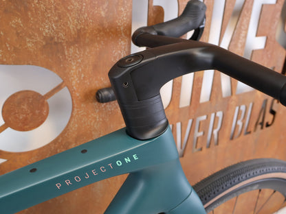Gravel/Cyclocross von Trek, Trek Checkmate SLR 7 AXS Gravel Bike Powermeter / M/L vor USEDBIKES-OB.DE Hintergrund