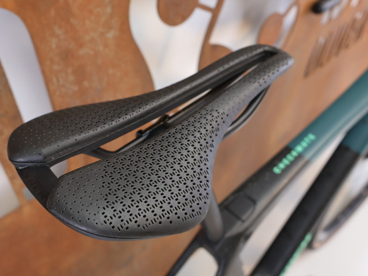 Gravel/Cyclocross von Trek, Trek Checkmate SLR 7 AXS Gravel Bike Powermeter / M/L vor USEDBIKES-OB.DE Hintergrund