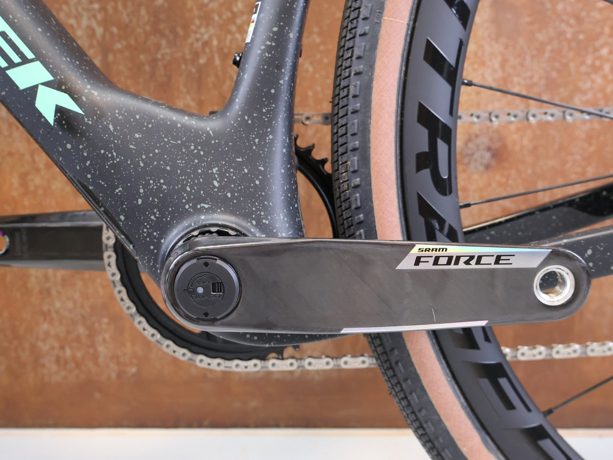 Gravel/Cyclocross von Trek, Trek Checkmate SLR 7 AXS Gravel Bike Powermeter / M/L vor USEDBIKES-OB.DE Hintergrund