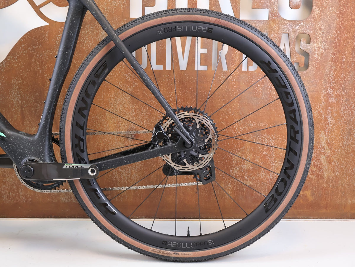 Gravel/Cyclocross von Trek, Trek Checkmate SLR 7 AXS Gravel Bike Powermeter / M/L vor USEDBIKES-OB.DE Hintergrund