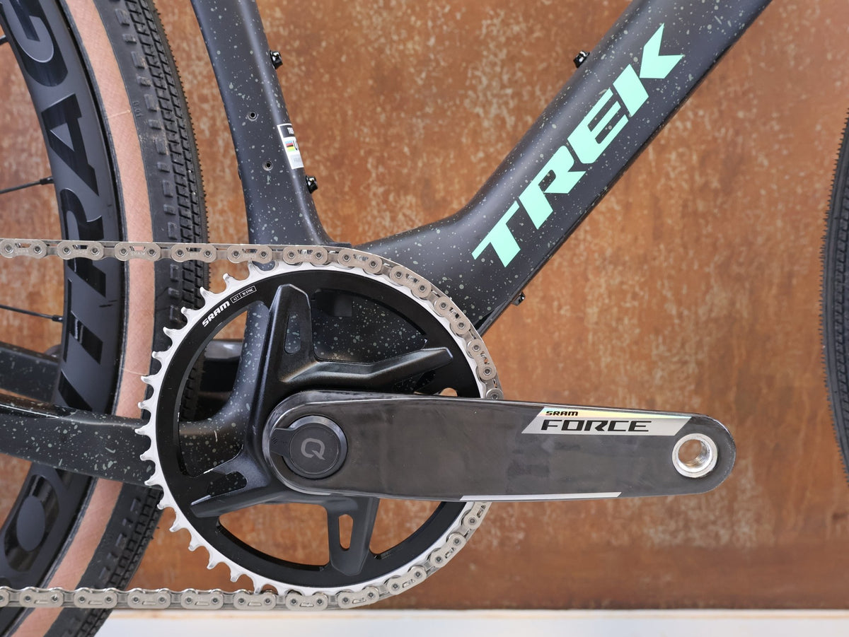 Gravel/Cyclocross von Trek, Trek Checkmate SLR 7 AXS Gravel Bike Powermeter / M/L vor USEDBIKES-OB.DE Hintergrund