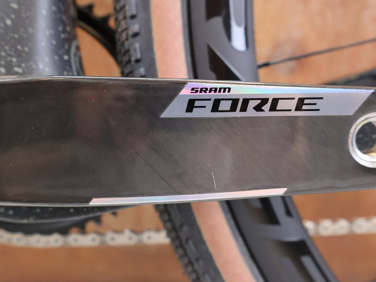Gravel/Cyclocross von Trek, Trek Checkmate SLR 7 AXS Gravel Bike Powermeter / M/L vor USEDBIKES-OB.DE Hintergrund