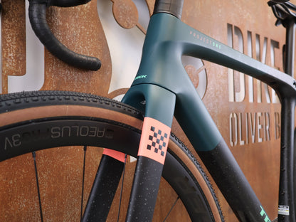 Gravel/Cyclocross von Trek, Trek Checkmate SLR 7 AXS Gravel Bike Powermeter / M/L vor USEDBIKES-OB.DE Hintergrund