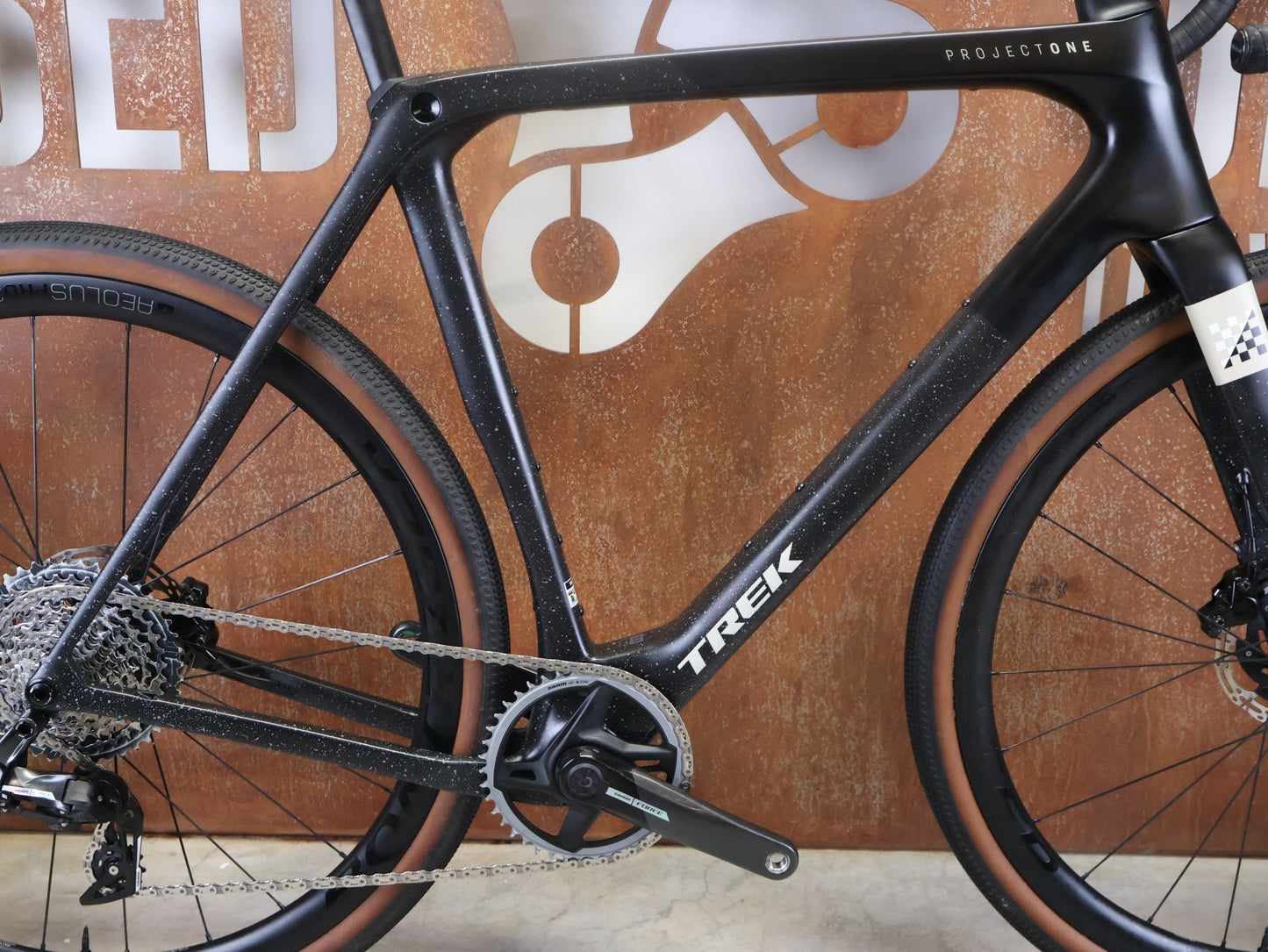 Gravel/Cyclocross von Trek, TREK CHECKMATE SLR 7 AXS / MATTE DEEP SMOKE / L vor USEDBIKES - OB.DE Hintergrund