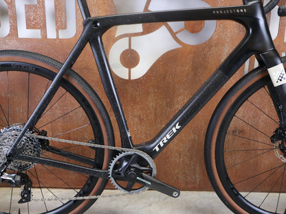 Gravel/Cyclocross von Trek, TREK CHECKMATE SLR 7 AXS / MATTE DEEP SMOKE / L vor USEDBIKES - OB.DE Hintergrund