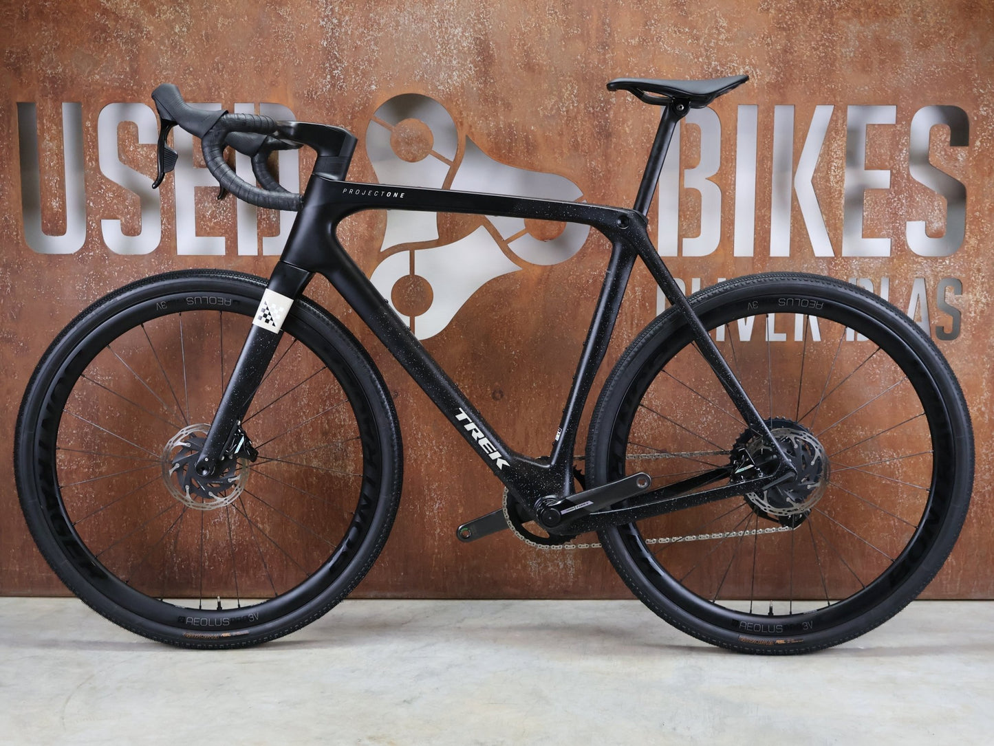 Gravel/Cyclocross von Trek, TREK CHECKMATE SLR 7 AXS / MATTE DEEP SMOKE / L vor USEDBIKES - OB.DE Hintergrund