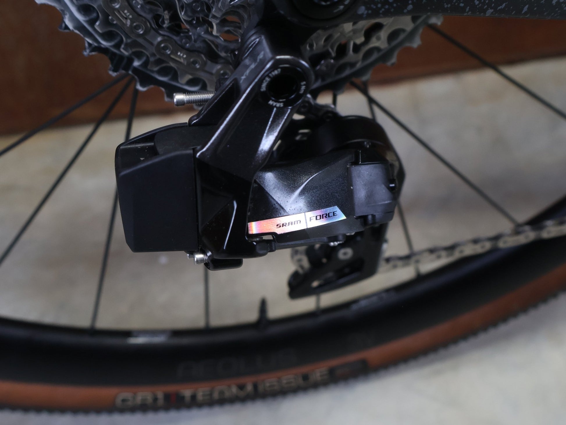 Gravel/Cyclocross von Trek, TREK CHECKMATE SLR 7 AXS / MATTE DEEP SMOKE / L vor USEDBIKES - OB.DE Hintergrund