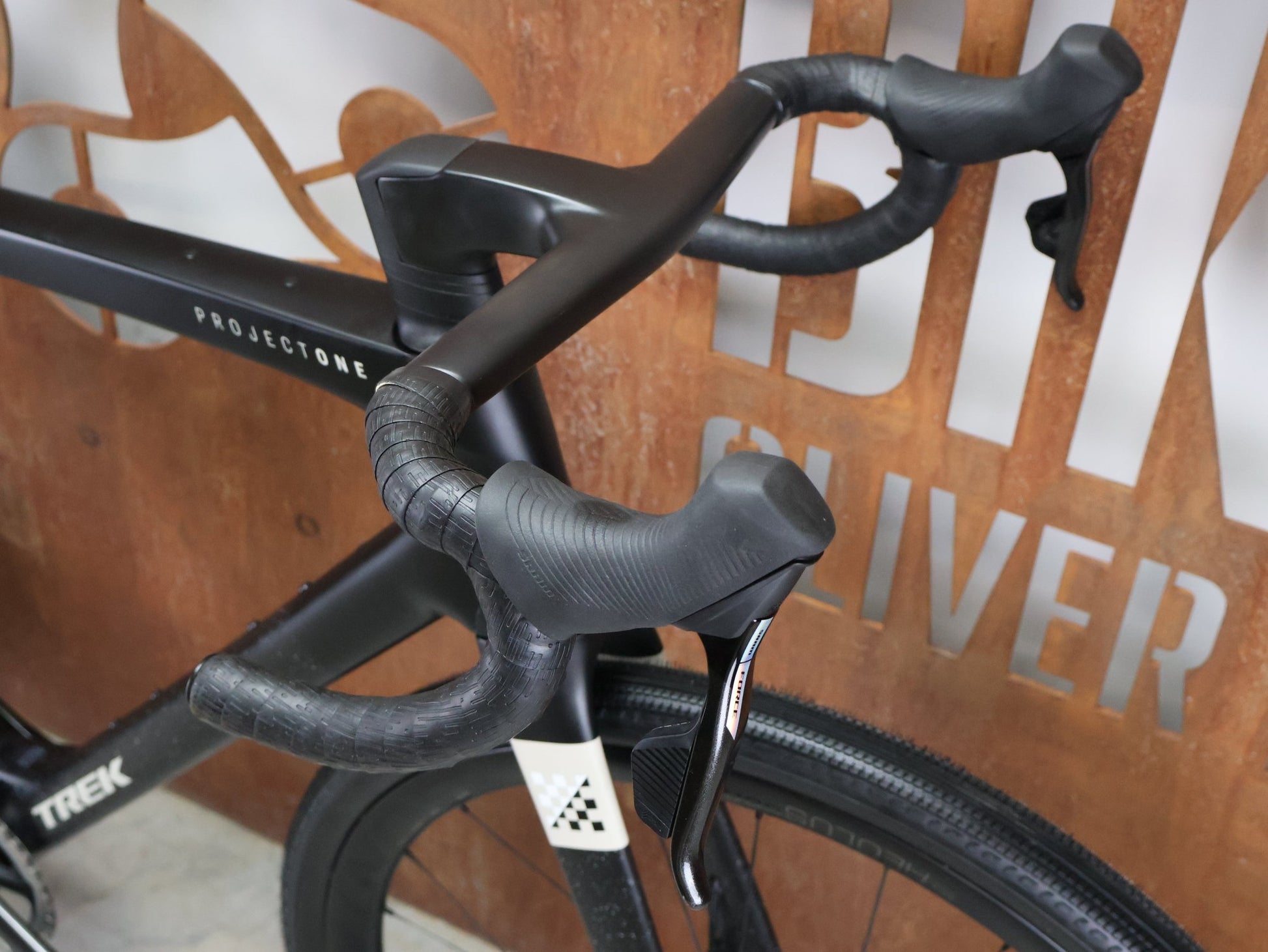 Gravel/Cyclocross von Trek, TREK CHECKMATE SLR 7 AXS / MATTE DEEP SMOKE / L vor USEDBIKES - OB.DE Hintergrund