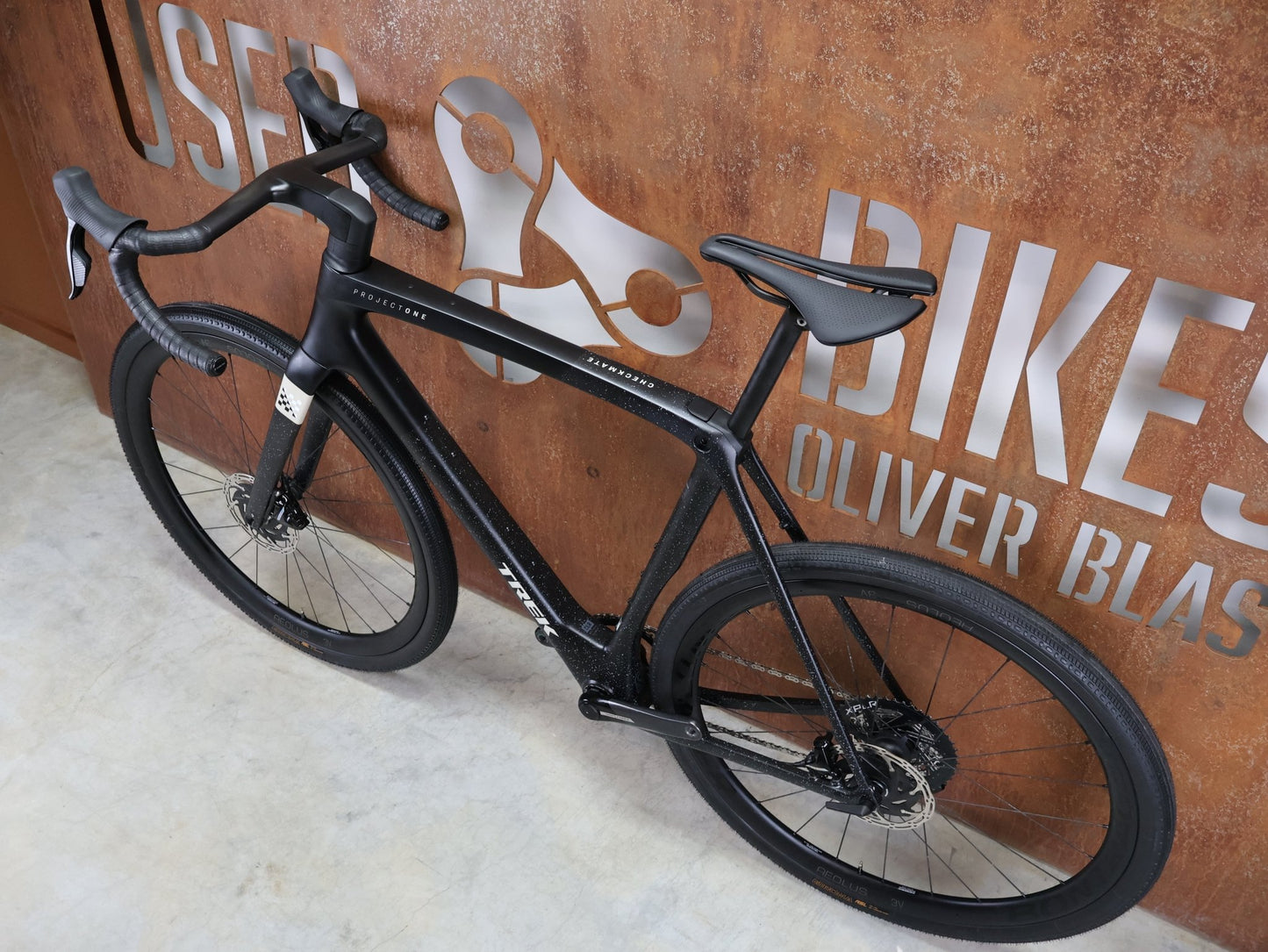 Gravel/Cyclocross von Trek, TREK CHECKMATE SLR 7 AXS / MATTE DEEP SMOKE / L vor USEDBIKES - OB.DE Hintergrund