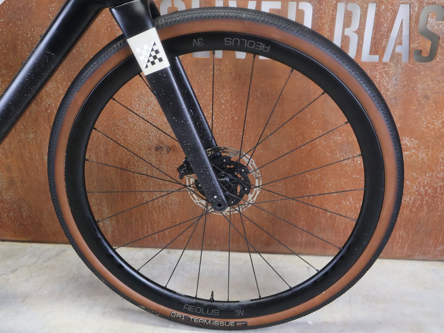 Gravel/Cyclocross von Trek, TREK CHECKMATE SLR 7 AXS / MATTE DEEP SMOKE / L vor USEDBIKES - OB.DE Hintergrund