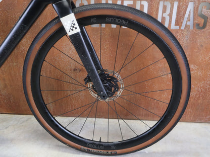 Gravel/Cyclocross von Trek, TREK CHECKMATE SLR 7 AXS / MATTE DEEP SMOKE / L vor USEDBIKES - OB.DE Hintergrund