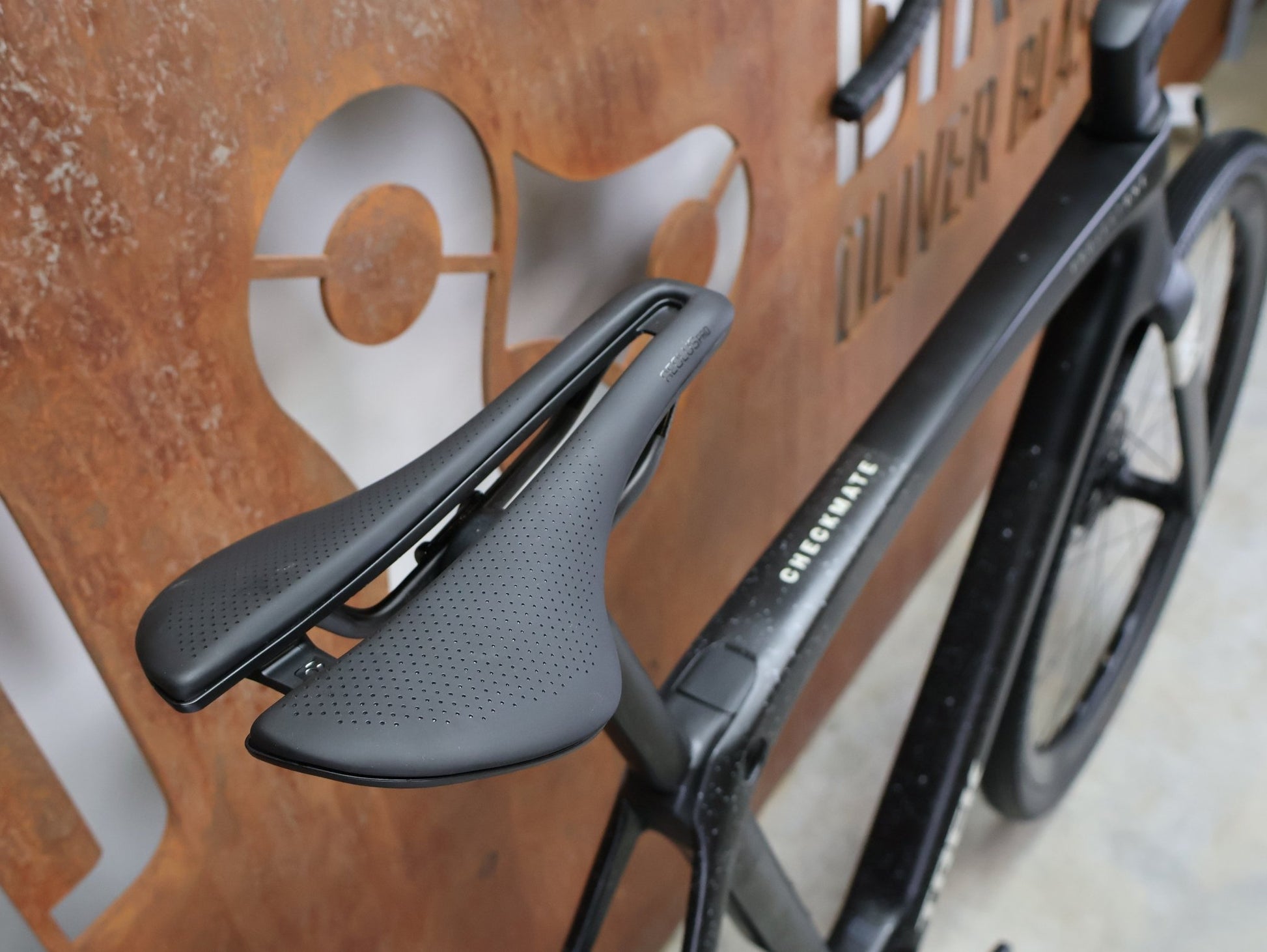 Gravel/Cyclocross von Trek, TREK CHECKMATE SLR 7 AXS / MATTE DEEP SMOKE / L vor USEDBIKES - OB.DE Hintergrund