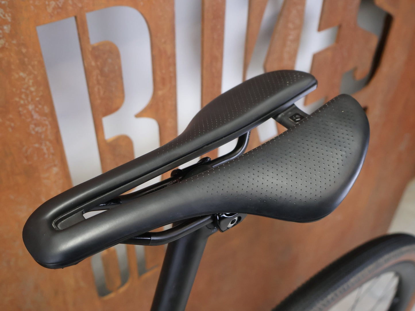 Gravel/Cyclocross von Trek, TREK CHECKMATE SLR 7 AXS / MATTE DEEP SMOKE / L vor USEDBIKES - OB.DE Hintergrund