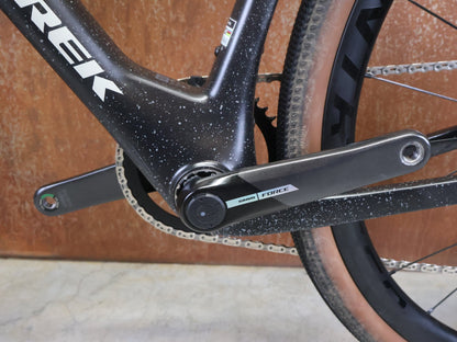 Gravel/Cyclocross von Trek, TREK CHECKMATE SLR 7 AXS / MATTE DEEP SMOKE / L vor USEDBIKES - OB.DE Hintergrund