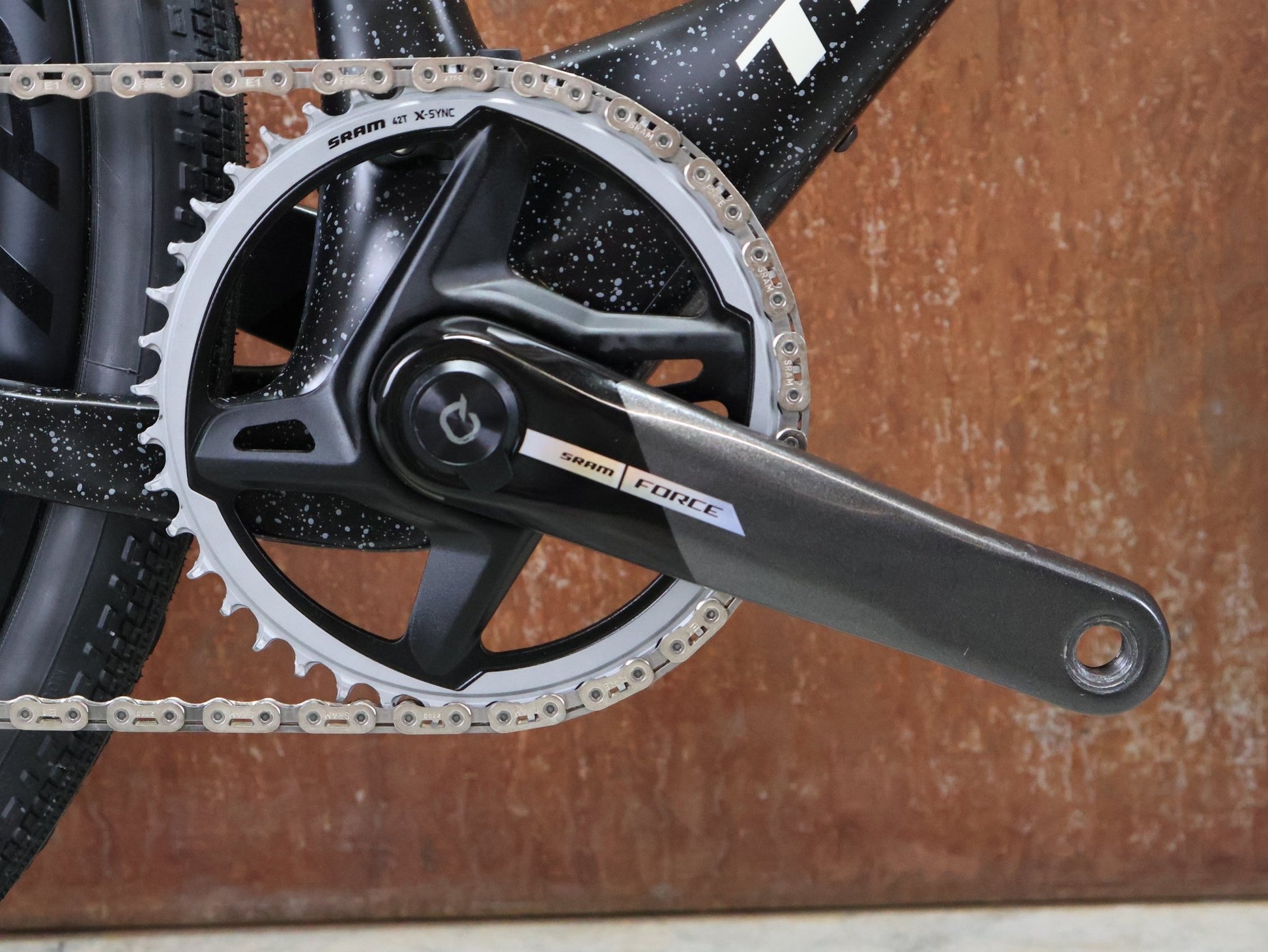 Gravel/Cyclocross von Trek, TREK CHECKMATE SLR 7 AXS / MATTE DEEP SMOKE / L vor USEDBIKES - OB.DE Hintergrund