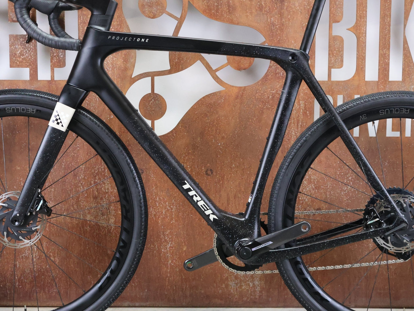 Gravel/Cyclocross von Trek, TREK CHECKMATE SLR 7 AXS / MATTE DEEP SMOKE / L vor USEDBIKES - OB.DE Hintergrund