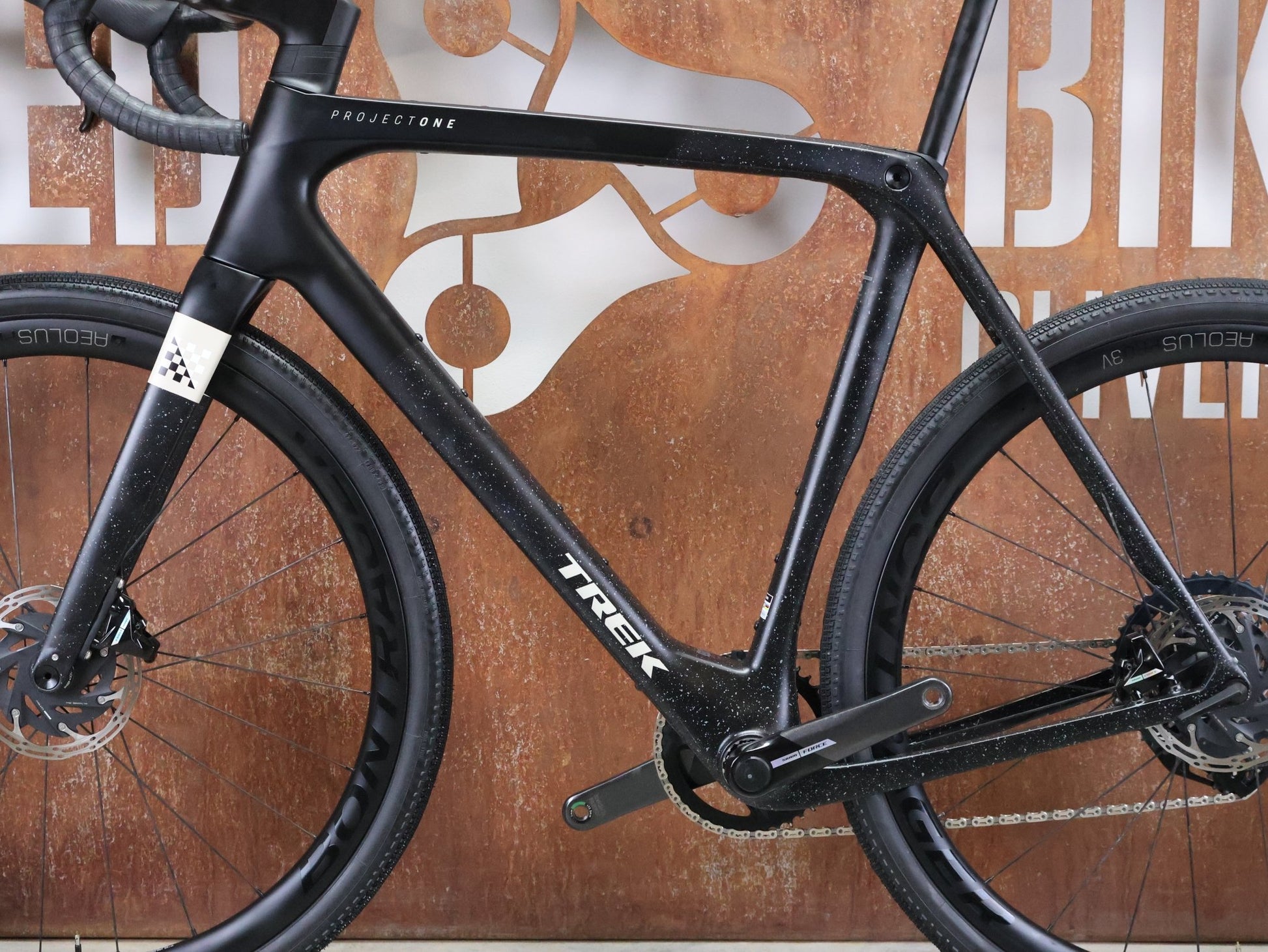 Gravel/Cyclocross von Trek, TREK CHECKMATE SLR 7 AXS / MATTE DEEP SMOKE / L vor USEDBIKES - OB.DE Hintergrund