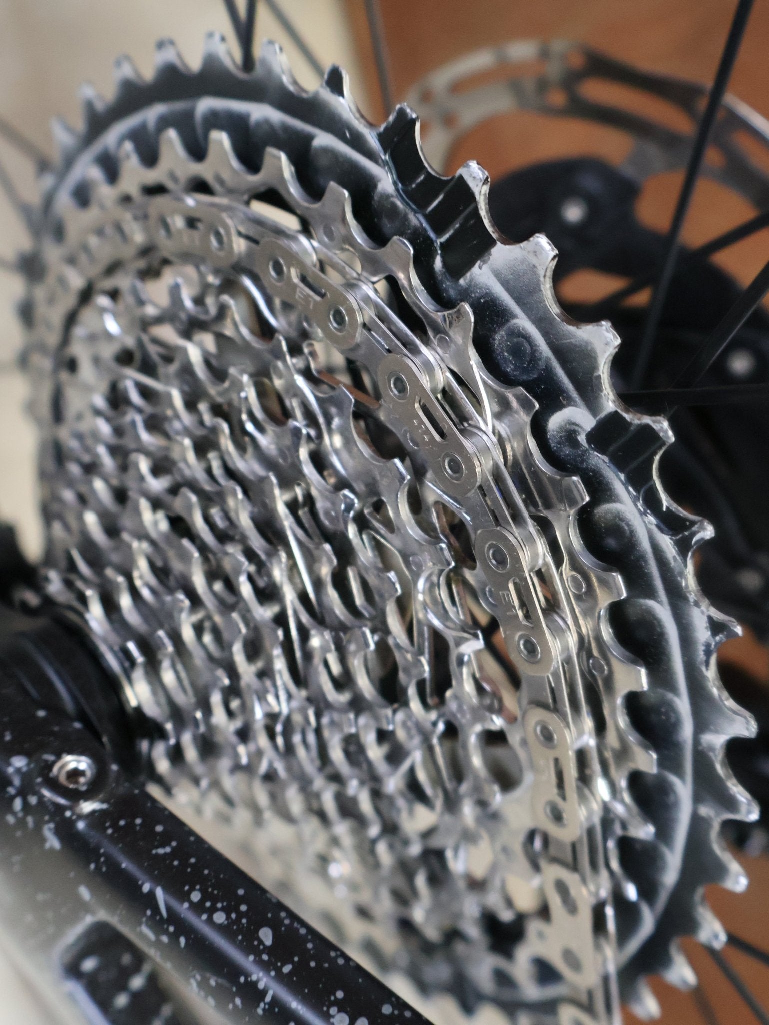 Gravel/Cyclocross von Trek, TREK CHECKMATE SLR 7 AXS / MATTE DEEP SMOKE / L vor USEDBIKES - OB.DE Hintergrund