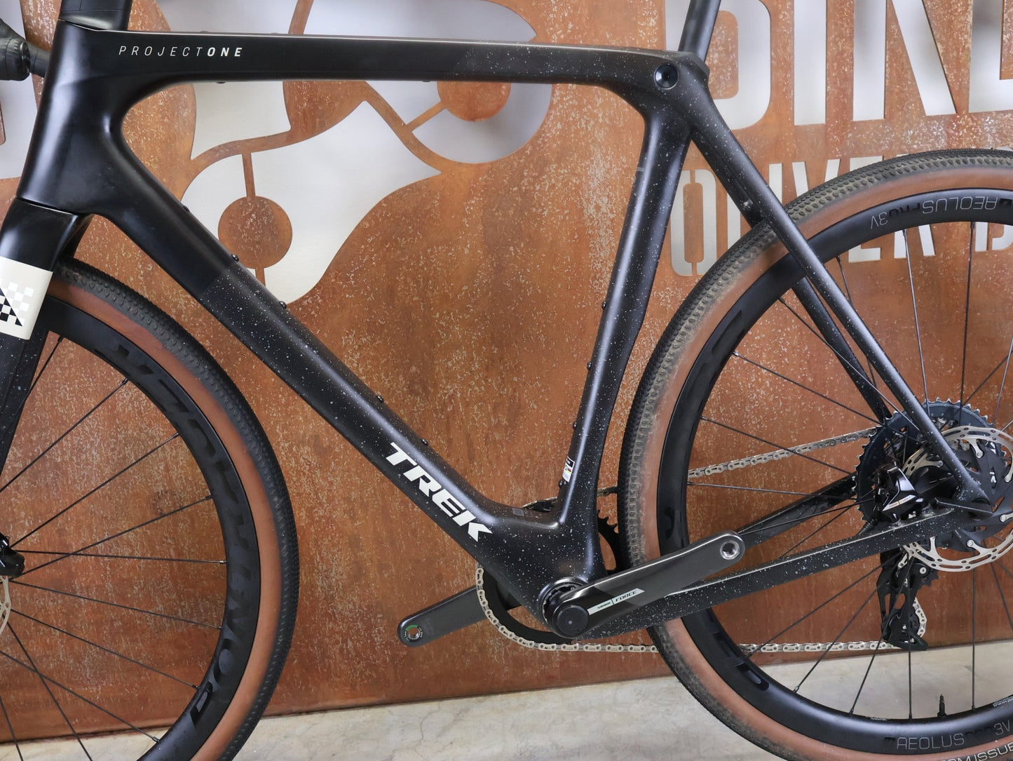 Gravel/Cyclocross von Trek, TREK CHECKMATE SLR 7 AXS / MATTE DEEP SMOKE / L vor USEDBIKES - OB.DE Hintergrund