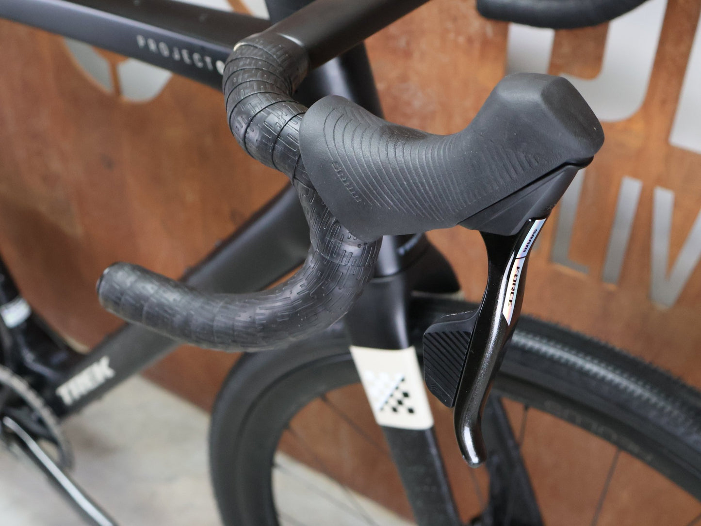 Gravel/Cyclocross von Trek, TREK CHECKMATE SLR 7 AXS / MATTE DEEP SMOKE / L vor USEDBIKES - OB.DE Hintergrund