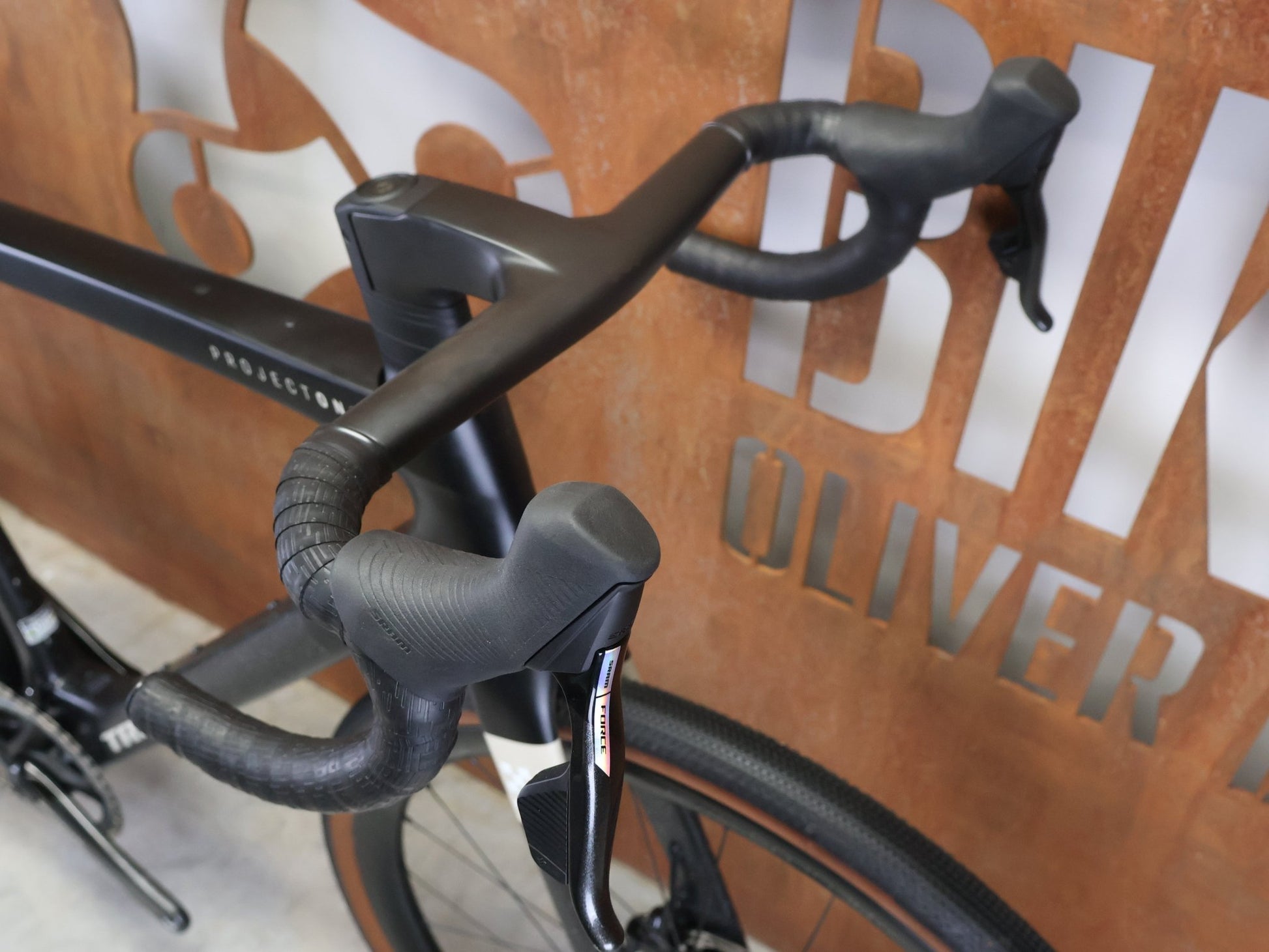 Gravel/Cyclocross von Trek, TREK CHECKMATE SLR 7 AXS / MATTE DEEP SMOKE / L vor USEDBIKES - OB.DE Hintergrund